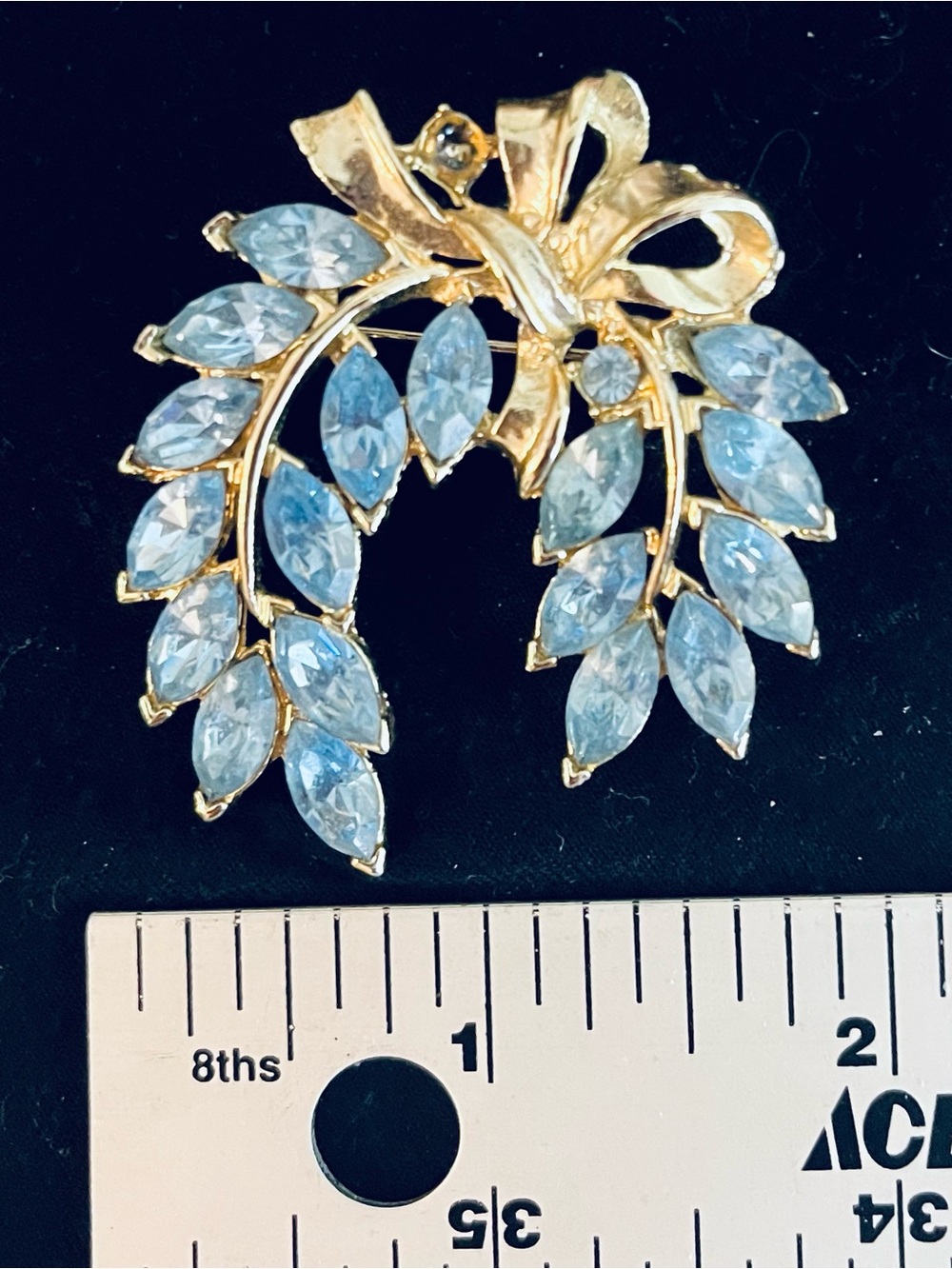 Elegant Vintage Gold-Tone Blue Crystal Wreath Brooch - Women Jewelry